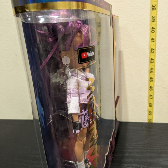 Rainbow High Fashion Set with Burgundy Accents Lila Yamamoto - Picture 9 of 11